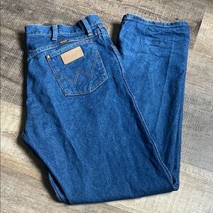 NWOT Wrangler Men's Classic Indigo Relaxed Jeans. Needs ironed